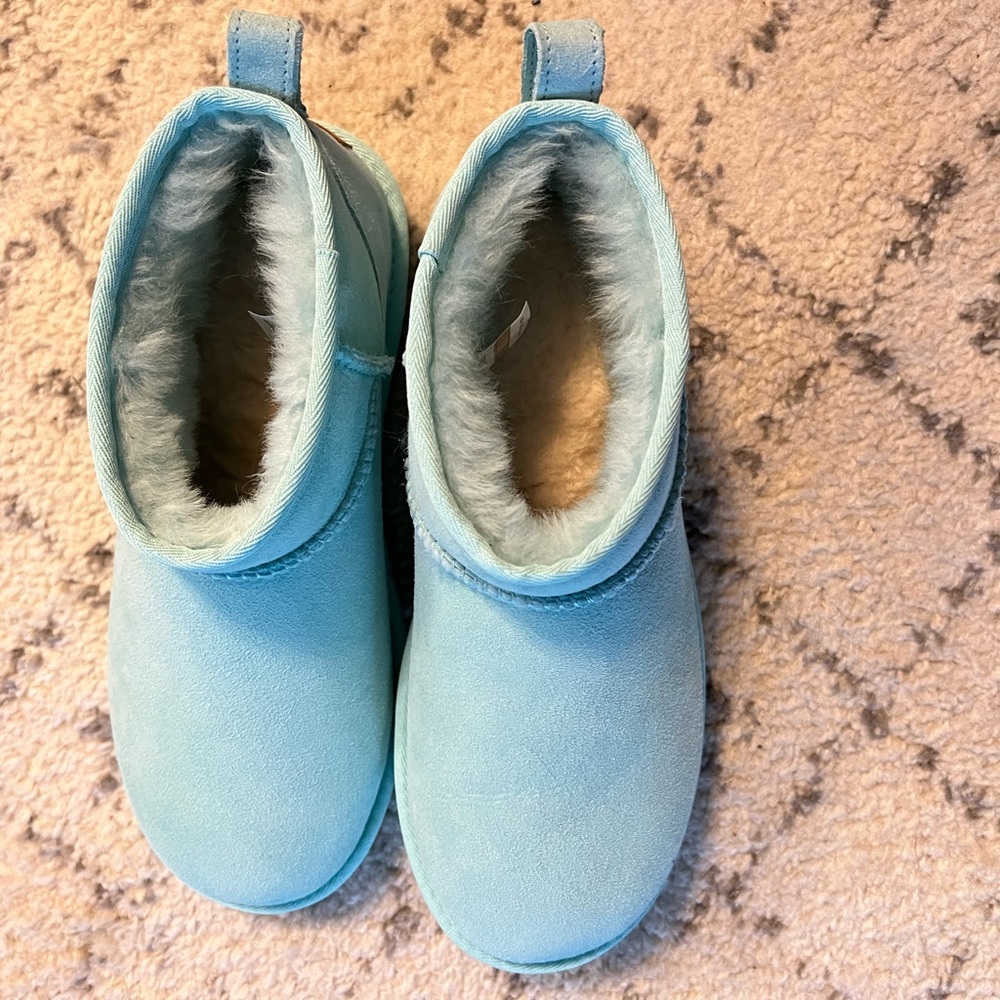 Uggs Ultra Mini, sz 9 NWOT